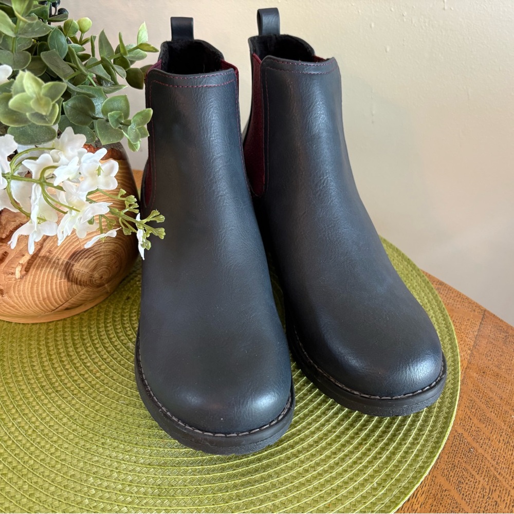 Size 9M Eastland Jasmine Chelsea boots.